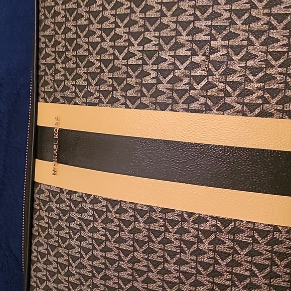 MICHAEL MICHAEL KORS - Jet Set Logo Stripe 13 Inch Laptop Case - Picture 7 of 8